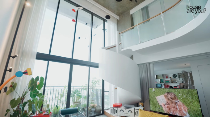 Duplex 140m2 của Cô Em Trendy: “Nghệ cả củ” với phong cách Eclectic, 1 thú vui được tiết lộ chứng minh độ giàu ngầm của chủ nhân - Ảnh 2.