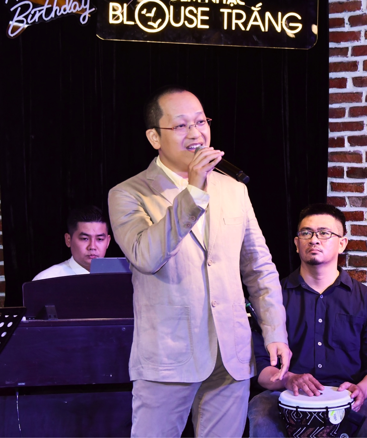 Blouse Trắng - nhóm nhạc 7 năm của y bác sĩ Sài Gòn: mang tiếng hát đổi thành bữa ăn, tấm thẻ BHYT cho bệnh nhân nghèo - Ảnh 14.