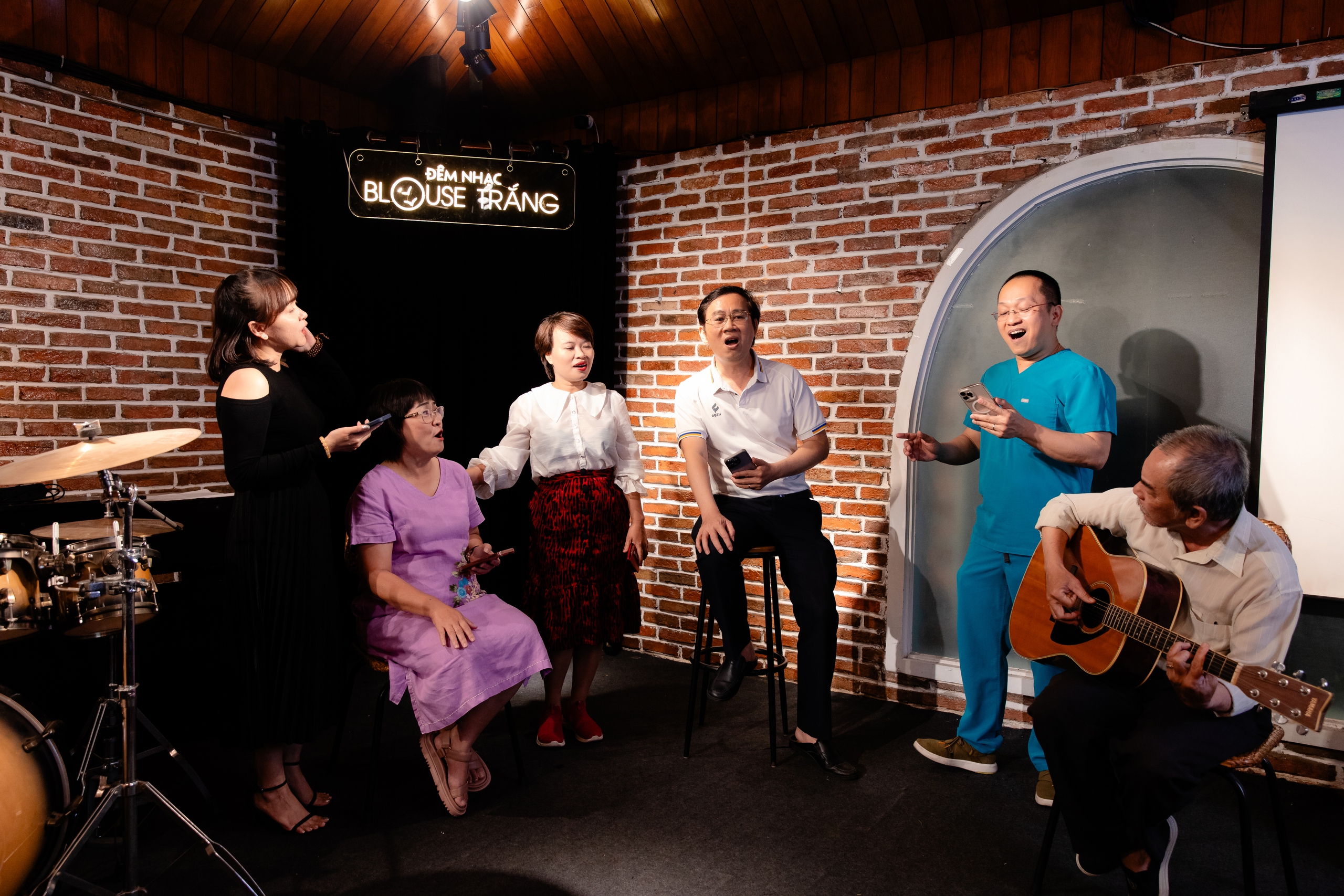 Blouse Trắng - nhóm nhạc 7 năm của y bác sĩ Sài Gòn: mang tiếng hát đổi thành bữa ăn, tấm thẻ BHYT cho bệnh nhân nghèo - Ảnh 5.