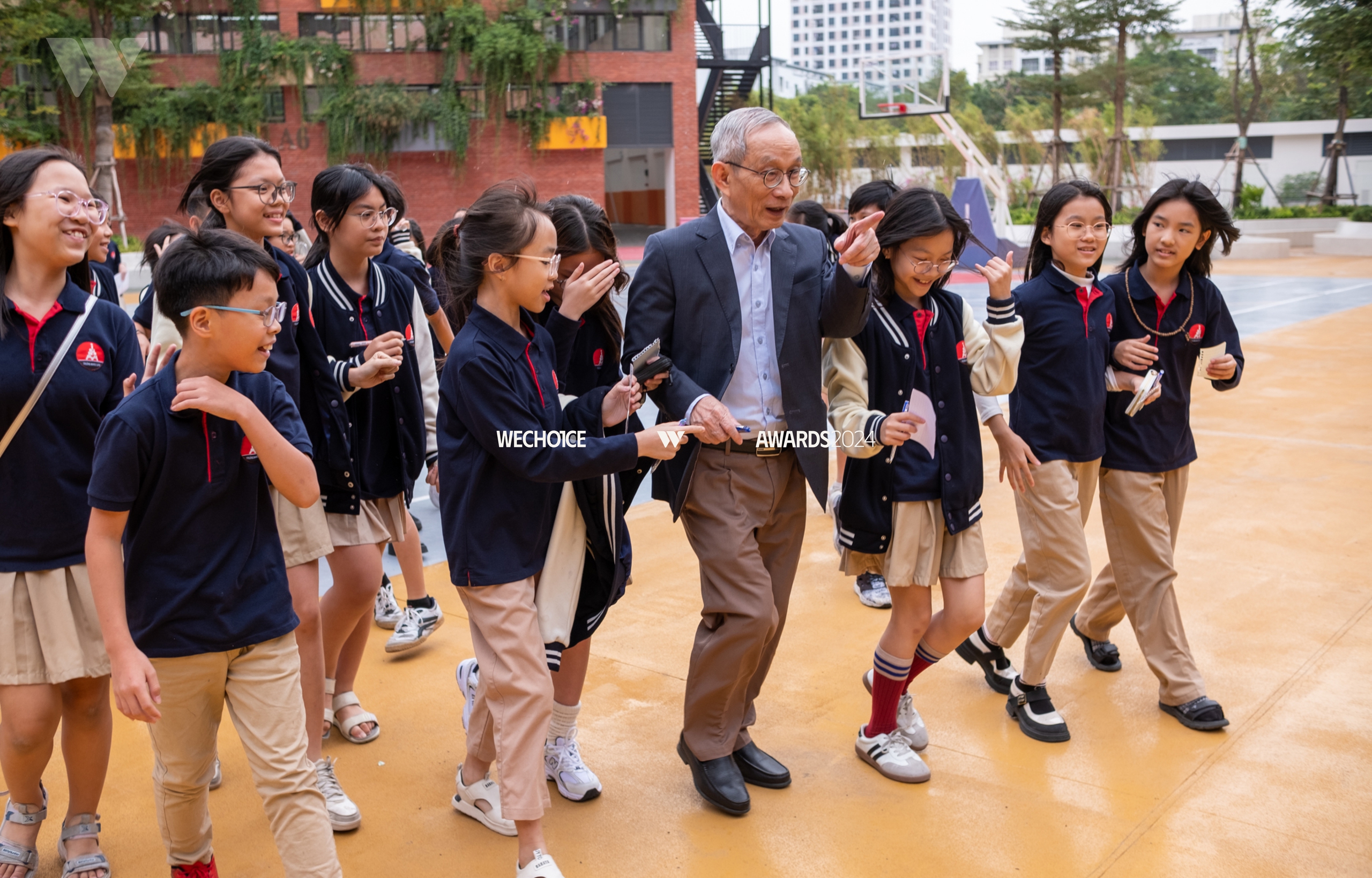 Chuyện thầy Khang ở Hà Nội: Từ hiệu trưởng Marie Curie đến “ông nội” nuôi 22 đứa trẻ Làng Nủ - Ảnh 12.