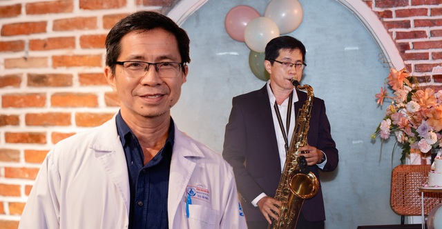 Blouse Trắng - nhóm nhạc 7 năm của y bác sĩ Sài Gòn: mang tiếng hát đổi thành bữa ăn, tấm thẻ BHYT cho bệnh nhân nghèo - Ảnh 3.