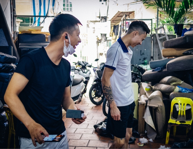 Cuộc phiêu lưu của những anh đánh giày ở Hà Nội: Rời quê lên phố với 100 nghìn, gặp nhau và “tái sinh” - Ảnh 1.