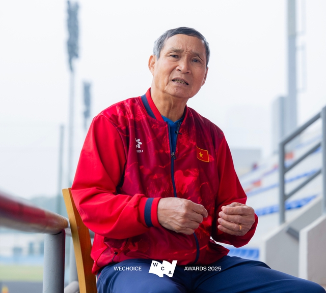 HLV 75 tuổi Mai Đức Chung của đội tuyển nữ Việt Nam: “Thắng thì các con nhận, thua thì bác chịu” - Ảnh 1.