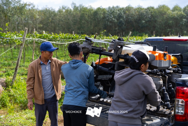 Không có phương án B: Cuộc cứu người phi thường giữa dòng lũ bằng chiếc drone phun thuốc - Ảnh 2.