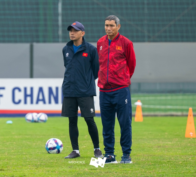 HLV 75 tuổi Mai Đức Chung của đội tuyển nữ Việt Nam: “Thắng thì các con nhận, thua thì bác chịu” - Ảnh 1.