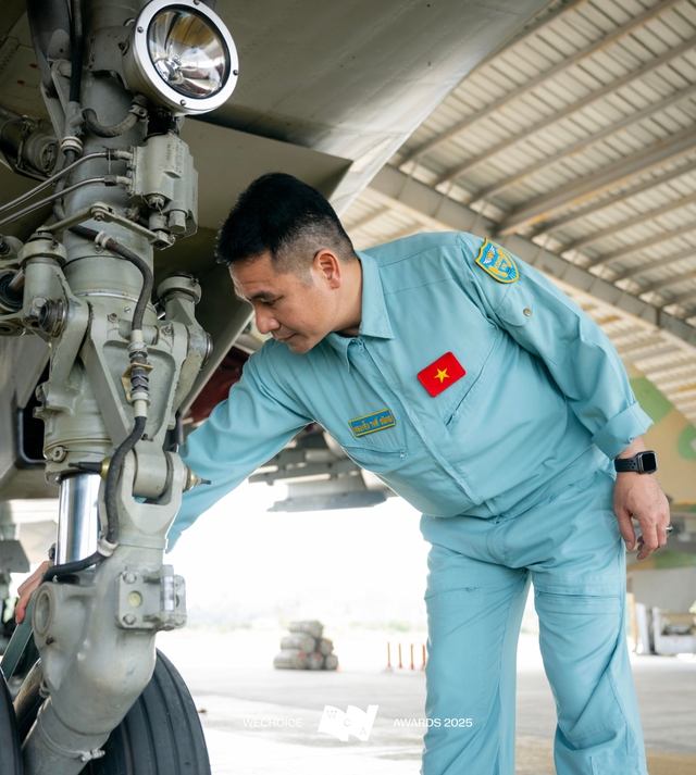 Đại tá – Phi công cấp 1 Nguyễn Thế Dũng: bay trên bầu trời bình yên chào mừng Đại lễ Quốc gia - Ảnh 1.