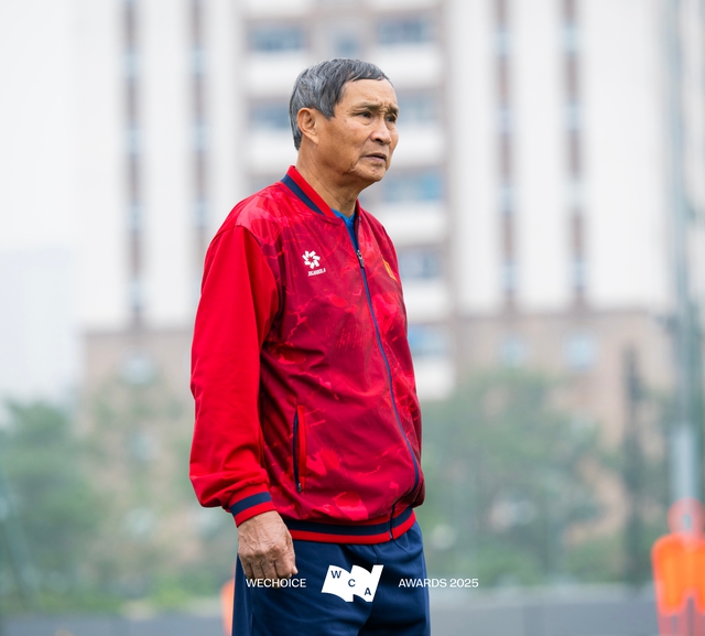 HLV 75 tuổi Mai Đức Chung của đội tuyển nữ Việt Nam: “Thắng thì các con nhận, thua thì bác chịu” - Ảnh 1.