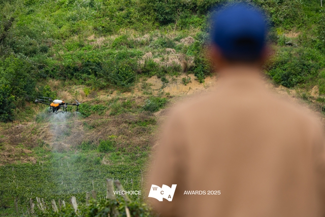 Không có phương án B: Cuộc cứu người phi thường giữa dòng lũ bằng chiếc drone phun thuốc - Ảnh 1.