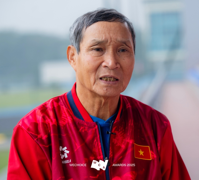 HLV 75 tuổi Mai Đức Chung của đội tuyển nữ Việt Nam: “Thắng thì các con nhận, thua thì bác chịu” - Ảnh 2.