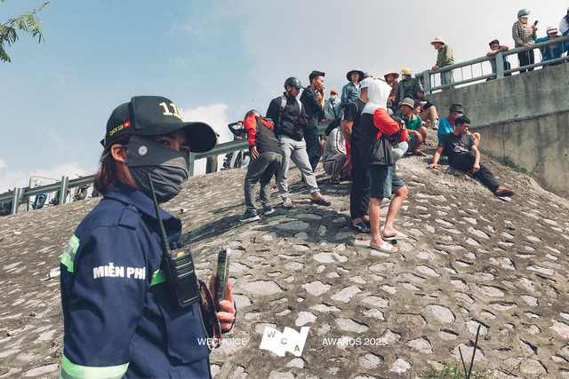 Những buổi livestream không lời giữa dòng nước dữ: chỉ còn tiếng sóng và lời hứa với người ở lại - Ảnh 1.