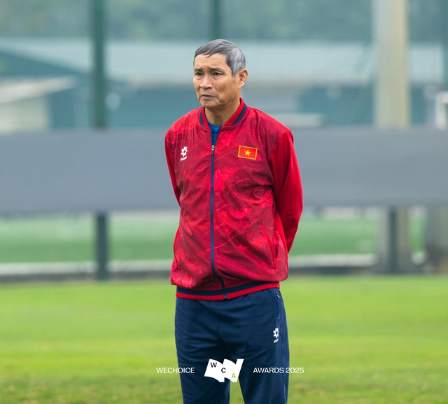 HLV 75 tuổi Mai Đức Chung của đội tuyển nữ Việt Nam: “Thắng thì các con nhận, thua thì bác chịu” - Ảnh 2.