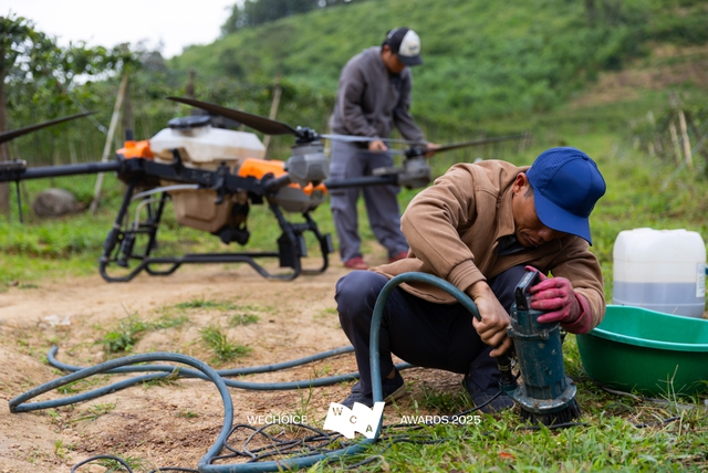 Không có phương án B: Cuộc cứu người phi thường giữa dòng lũ bằng chiếc drone phun thuốc - Ảnh 2.