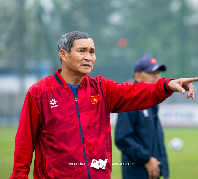 HLV 75 tuổi Mai Đức Chung của đội tuyển nữ Việt Nam: “Thắng thì các con nhận, thua thì bác chịu” - Ảnh 1.