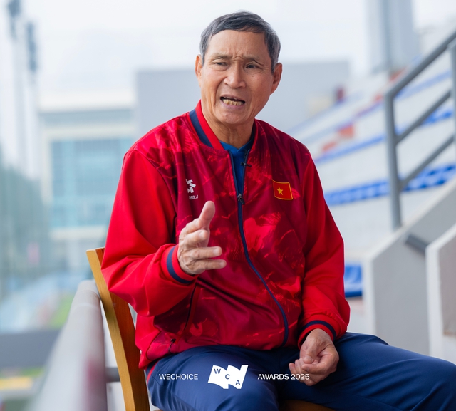 HLV 75 tuổi Mai Đức Chung của đội tuyển nữ Việt Nam: “Thắng thì các con nhận, thua thì bác chịu” - Ảnh 2.