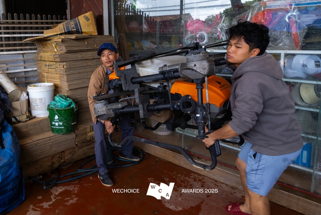 Không có phương án B: Cuộc cứu người phi thường giữa dòng lũ bằng chiếc drone phun thuốc - Ảnh 2.